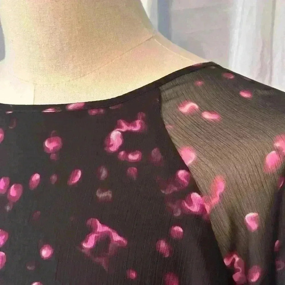 Women’s Sz Small Flowy Black Floral LS Blouse. Layers. 1-button Back Closure - Picture 2 of 7